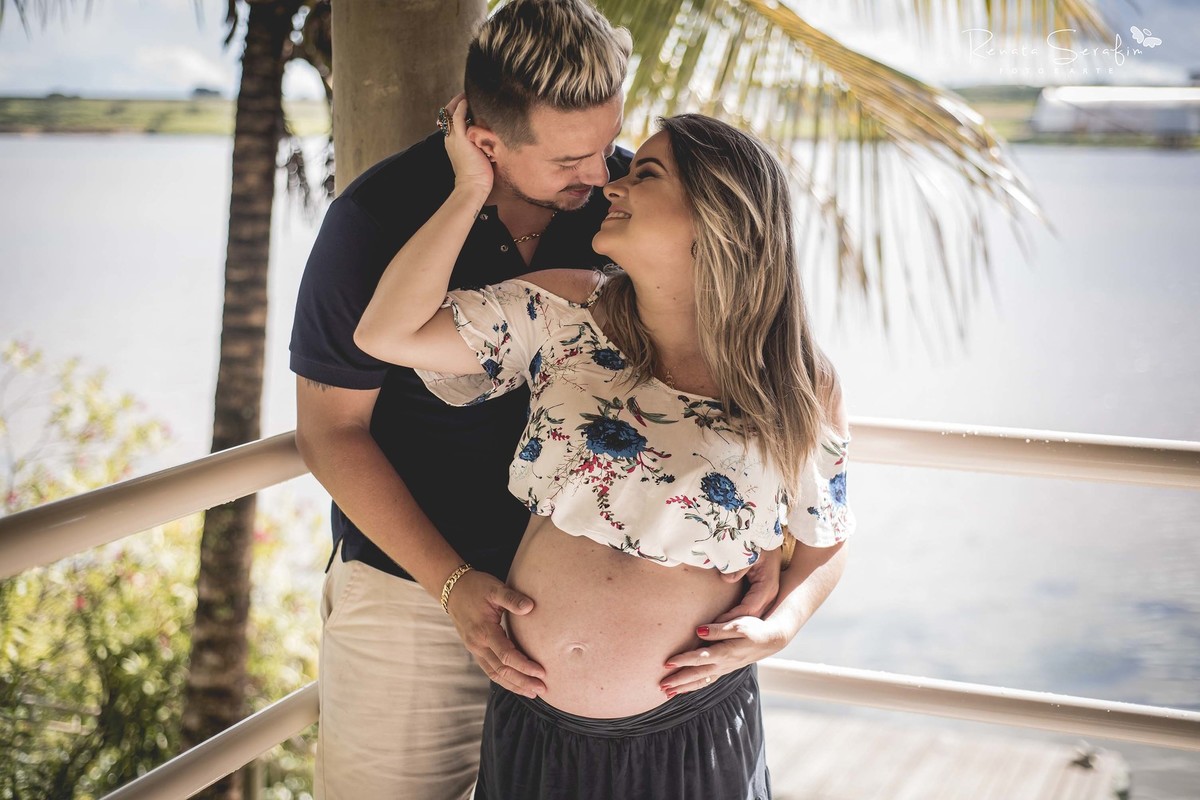 o lindo casal se olhava e acariciava seu bebe no ensaio gestante realziado na cidade de jau