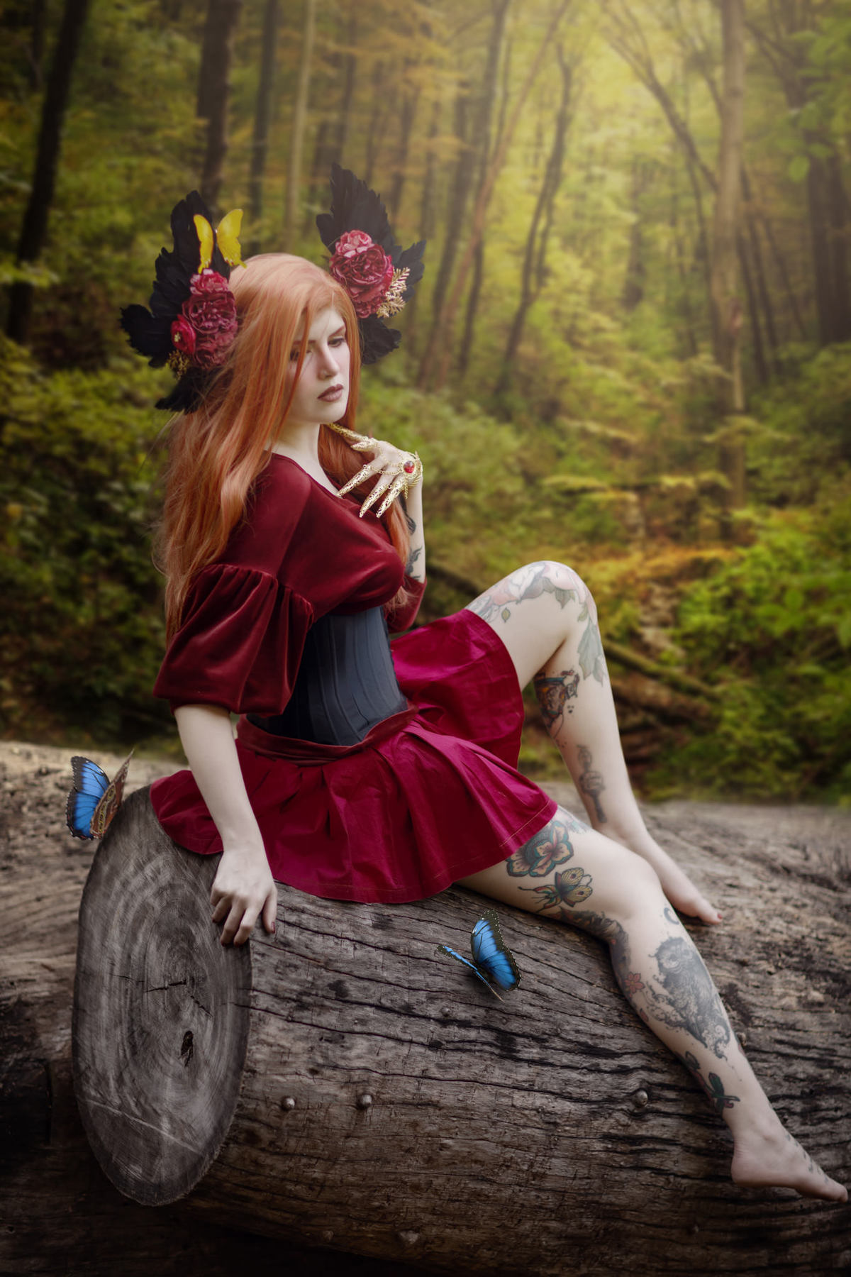 Fotografia de uma fada ruiva na floresta feita pelo fotógrafo Rafael Ohana em Brasília. Modelo Angelini Psi