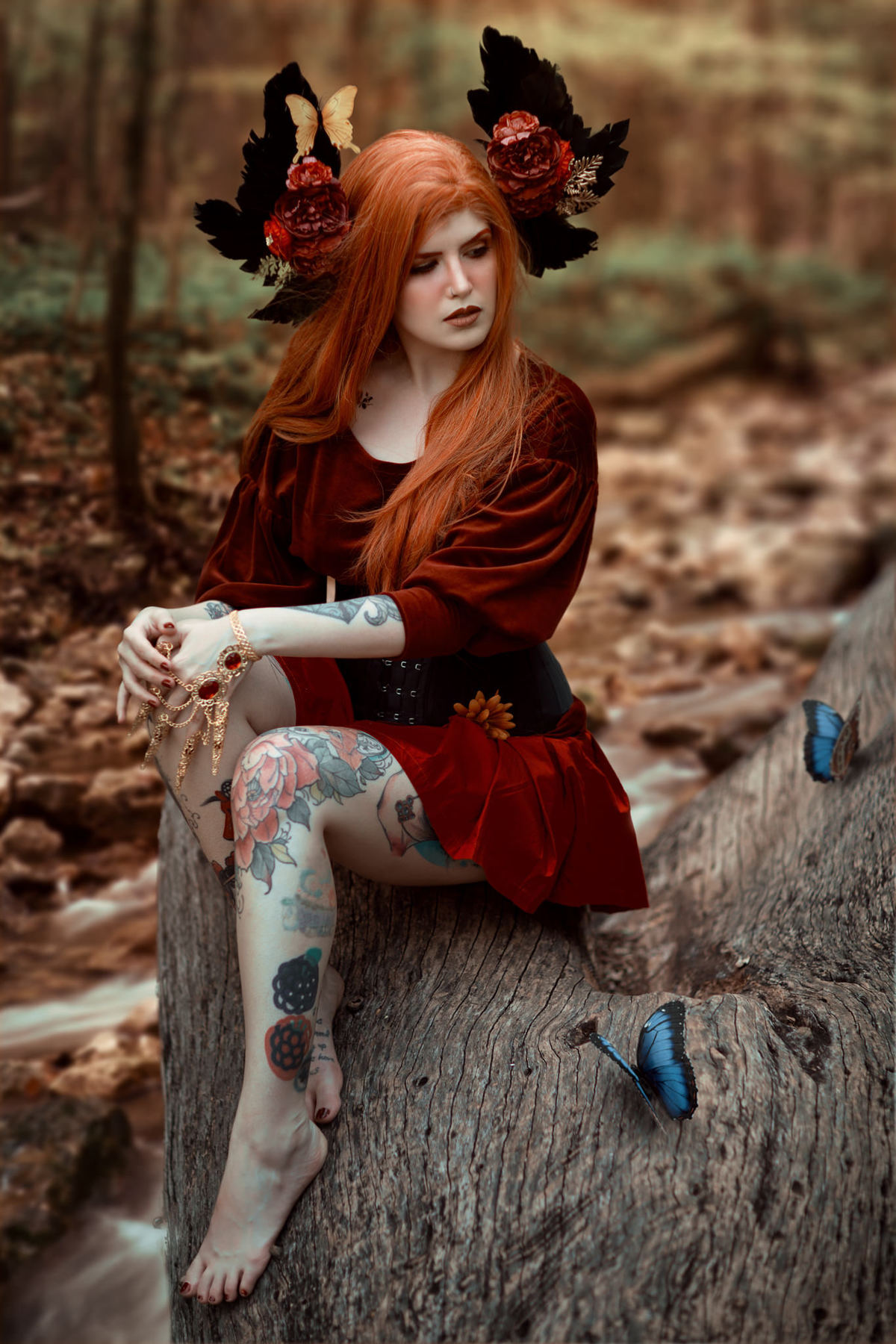 Fotografia de uma fada ruiva na floresta feita pelo fotógrafo Rafael Ohana em Brasília. Modelo Angelini Psi