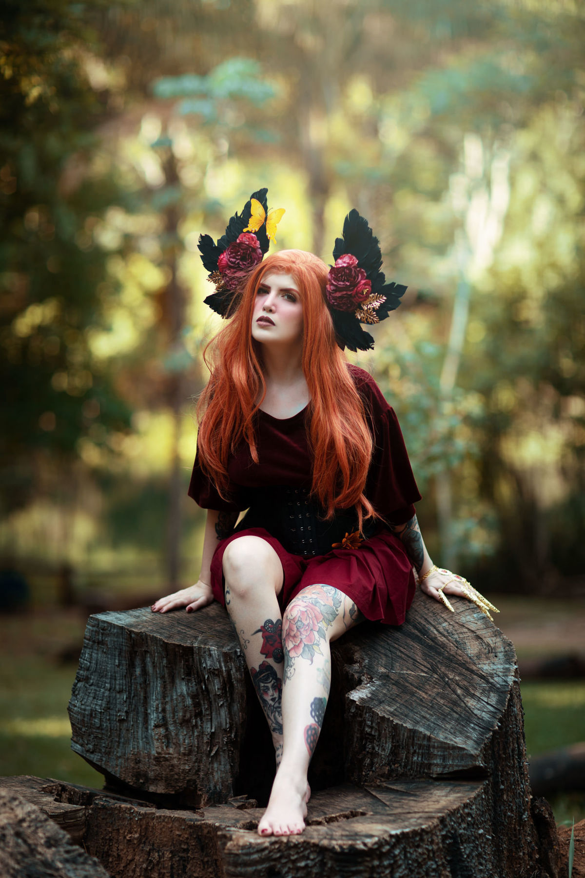 Fotografia de uma fada ruiva na floresta feita pelo fotógrafo Rafael Ohana em Brasília. Modelo Angelini Psi