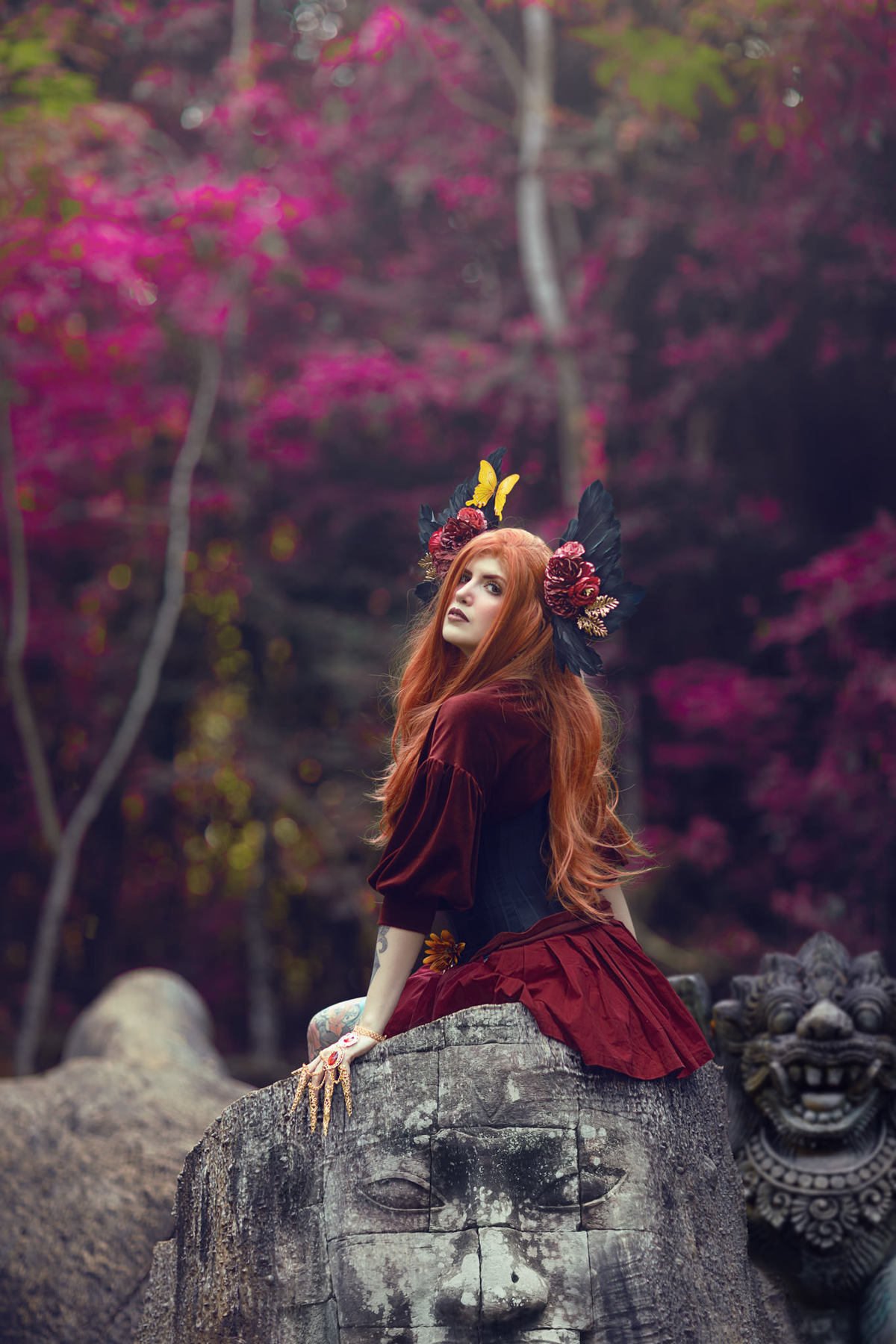 Fotografia de uma fada ruiva na floresta feita pelo fotógrafo Rafael Ohana em Brasília. Modelo Angelini Psi