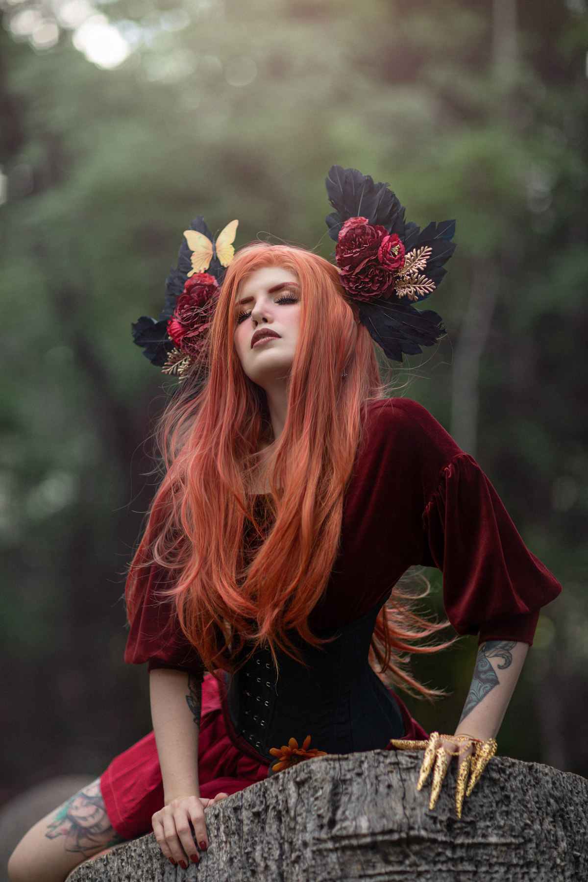 Fotografia de uma fada ruiva na floresta feita pelo fotógrafo Rafael Ohana em Brasília. Modelo Angelini Psi