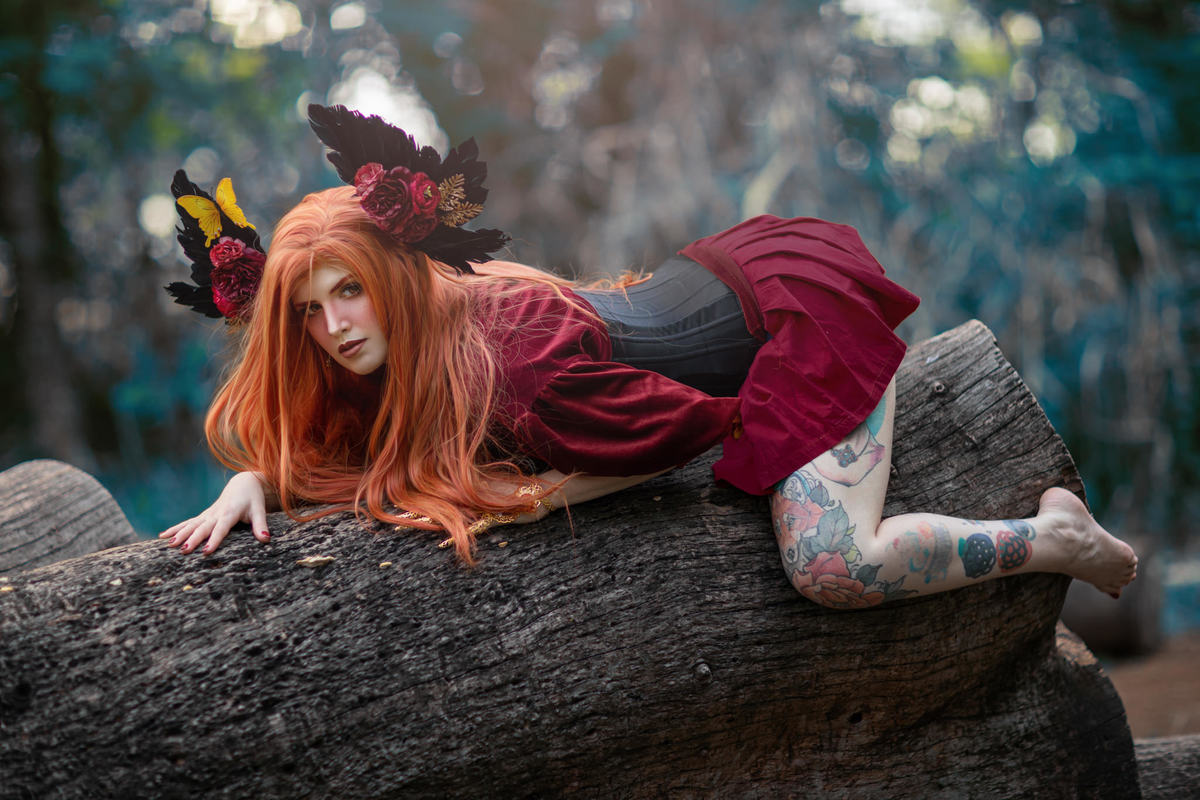 Fada agarrada em um tronco de arvore 