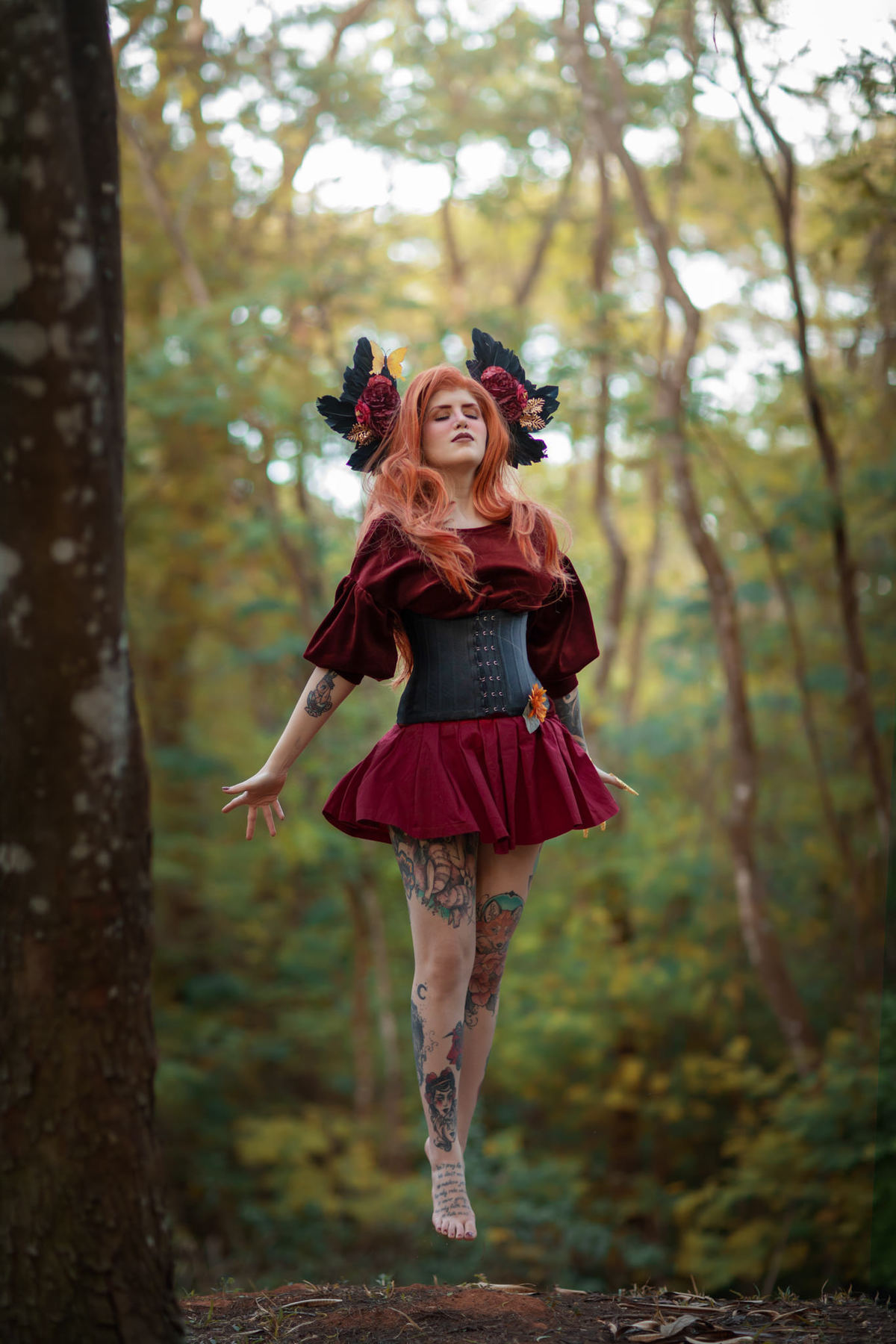 fada flutuando na floresta