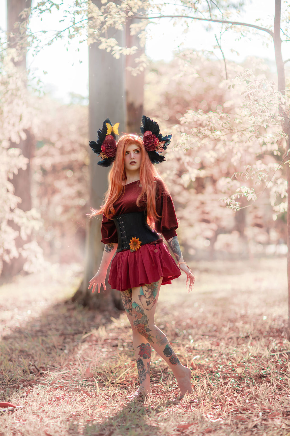 Fotografia de uma fada ruiva na floresta feita pelo fotógrafo Rafael Ohana em Brasília. Modelo Angelini Psi