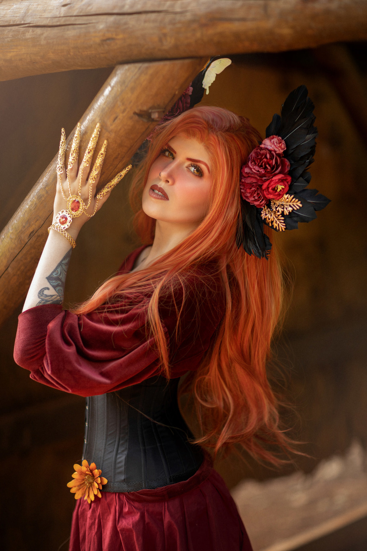 Fotografia de uma fada ruiva na floresta feita pelo fotógrafo Rafael Ohana em Brasília. Modelo Angelini Psi