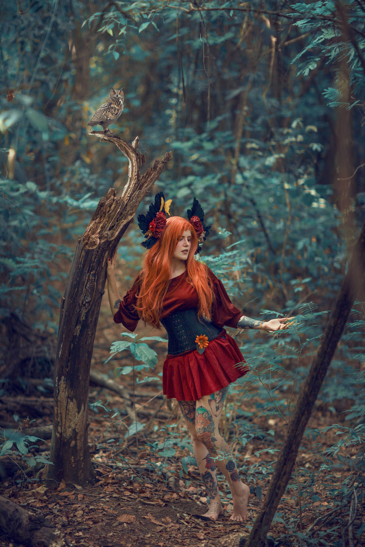 Fotografia de uma fada ruiva na floresta feita pelo fotógrafo Rafael Ohana em Brasília. Modelo Angelini Psi
