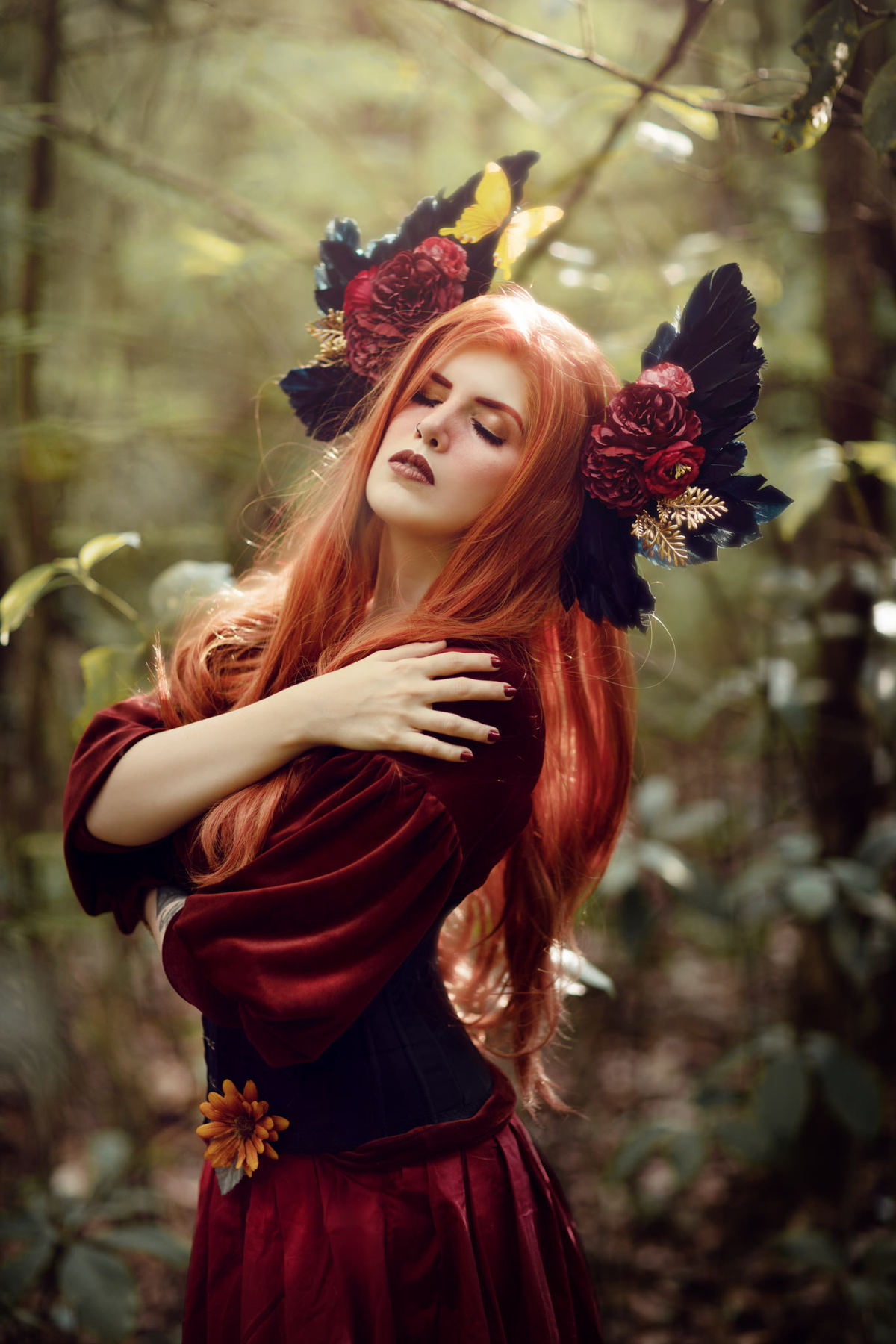 Fotografia de uma fada ruiva na floresta feita pelo fotógrafo Rafael Ohana em Brasília. Modelo Angelini Psi