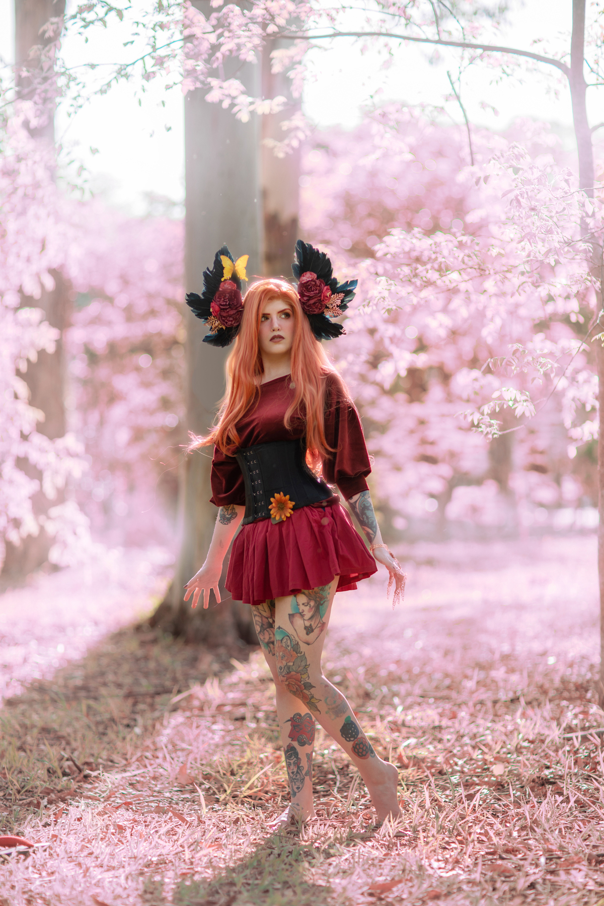 fala em uma floresta cor de rosa