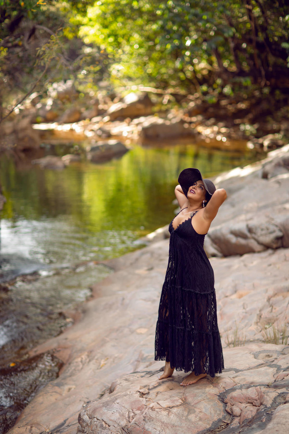 Ensaio fotográfico feminino feito na cachoeira Lydia no DF. Foto feita pelo fotógrafo Rafael Ohana 