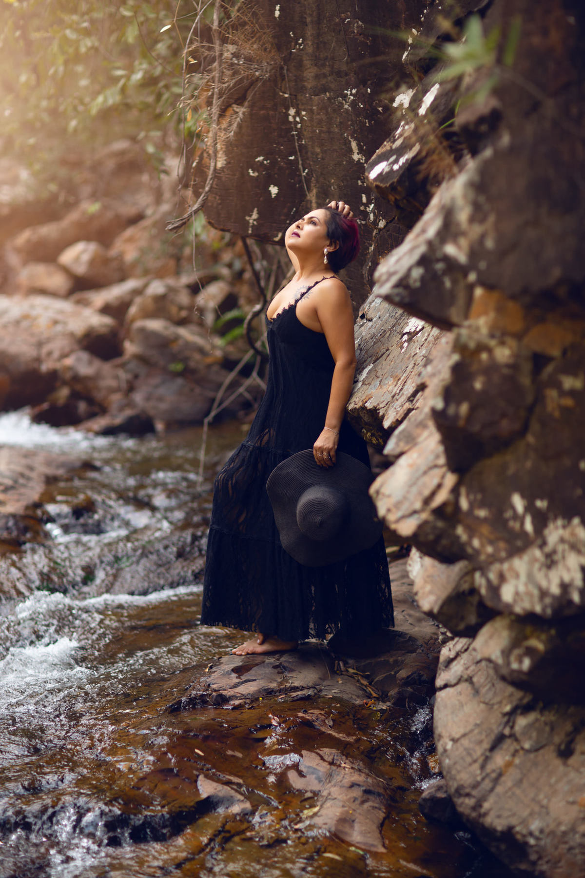 Ensaio fotográfico feminino feito na cachoeira Lydia no DF. Foto feita pelo fotógrafo Rafael Ohana 