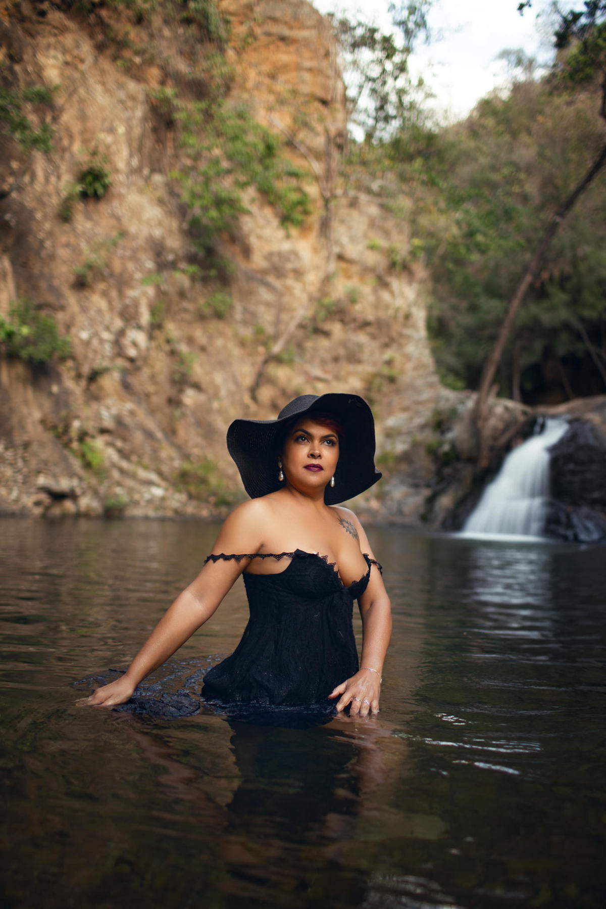 Ensaio fotográfico feminino feito na cachoeira Lydia no DF. Foto feita pelo fotógrafo Rafael Ohana 
