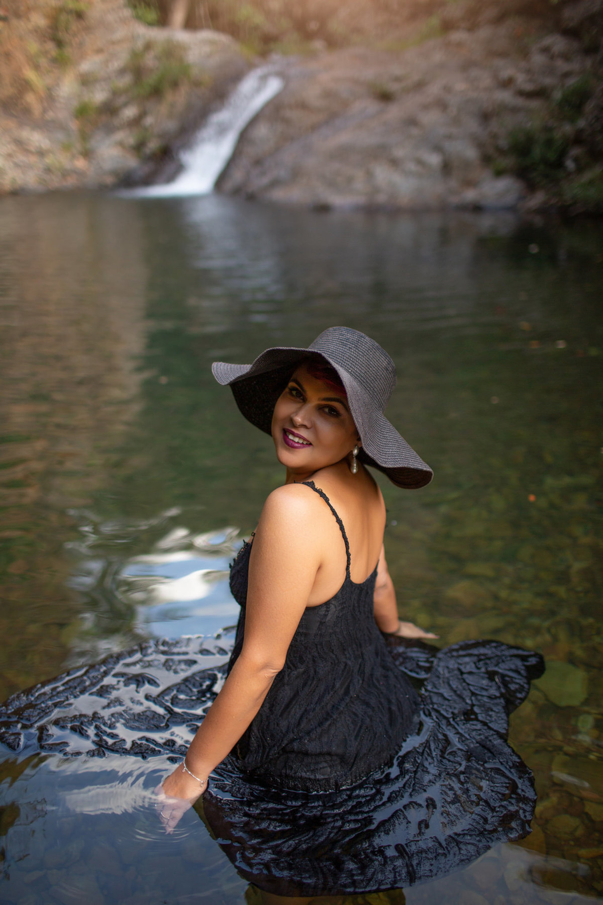 Ensaio fotográfico feminino feito na cachoeira Lydia no DF. Foto feita pelo fotógrafo Rafael Ohana 