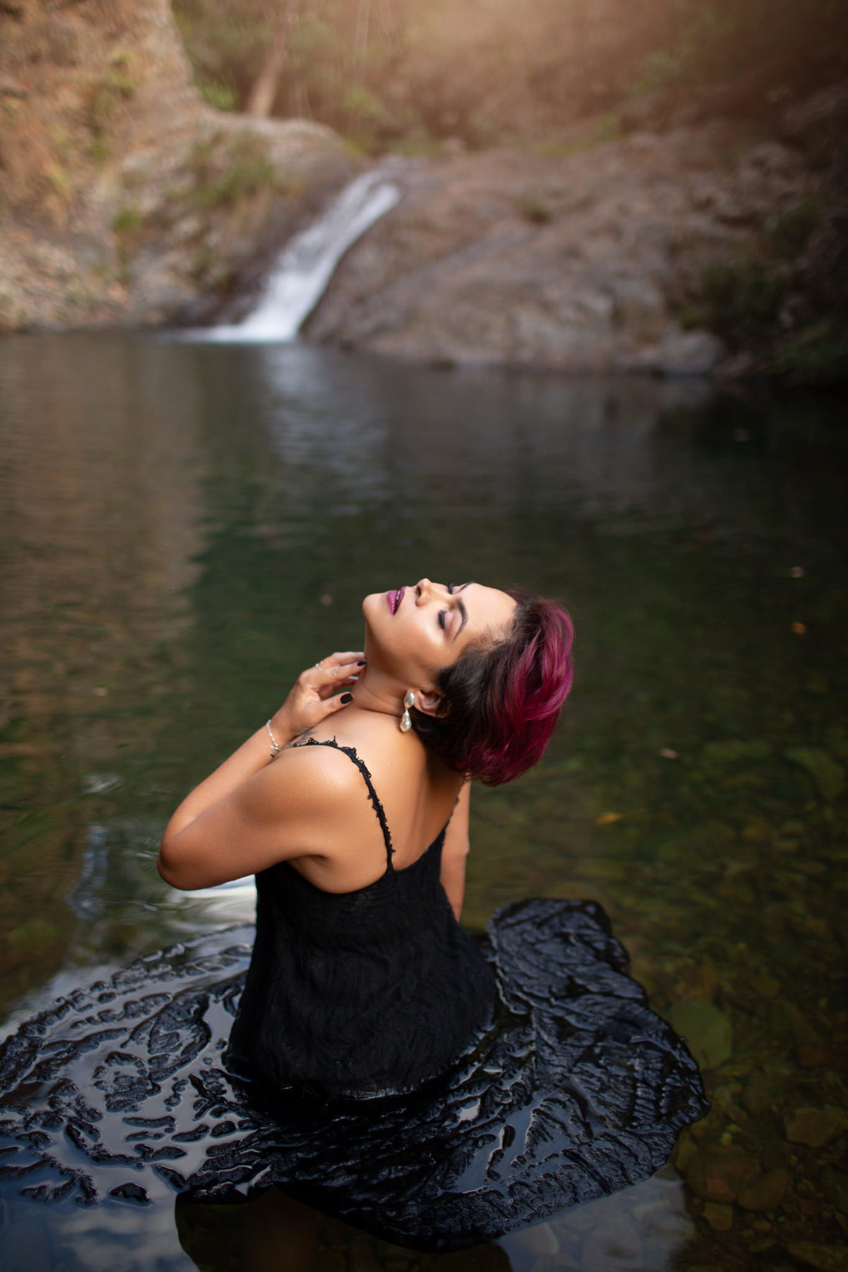Ensaio fotográfico feminino feito na cachoeira Lydia no DF. Foto feita pelo fotógrafo Rafael Ohana 