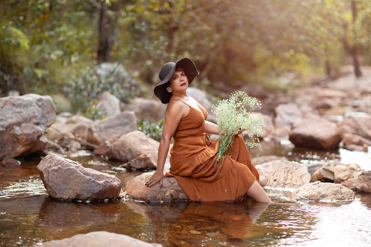 Ensaio fotográfico feminino feito na cachoeira Lydia no DF. Foto feita pelo fotógrafo Rafael Ohana 