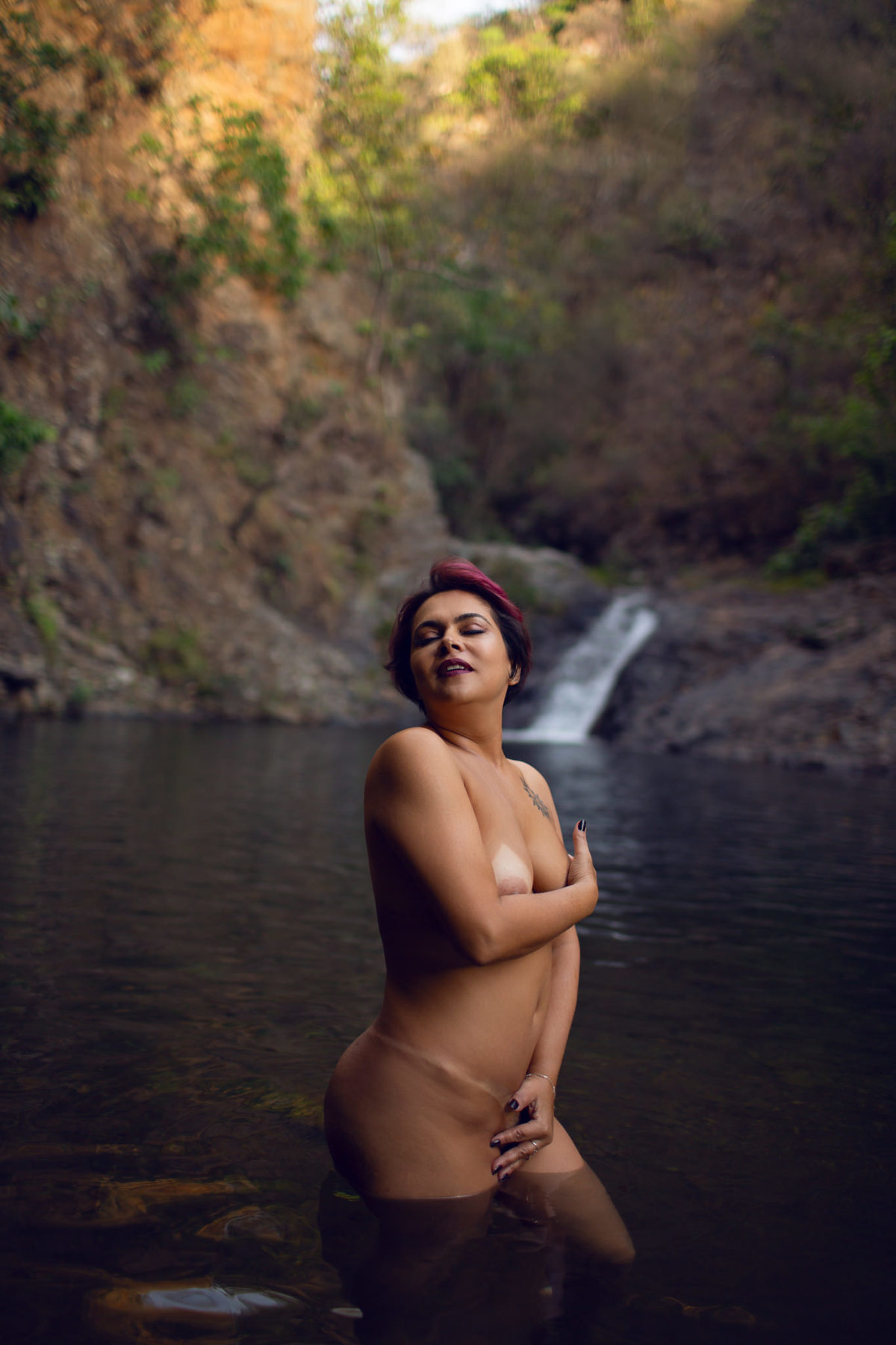 Ensaio de nu arttístico feito na cachoeira em Brasília. Foto feita pelo fotógrafo Rafael Ohana