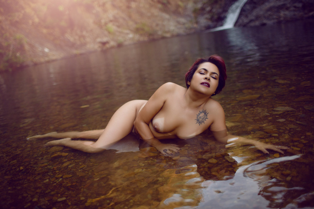 Ensaio de nu arttístico feito na cachoeira em Brasília. Foto feita pelo fotógrafo Rafael Ohana