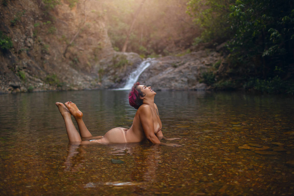 Ensaio de nu arttístico feito na cachoeira em Brasília. Foto feita pelo fotógrafo Rafael Ohana
