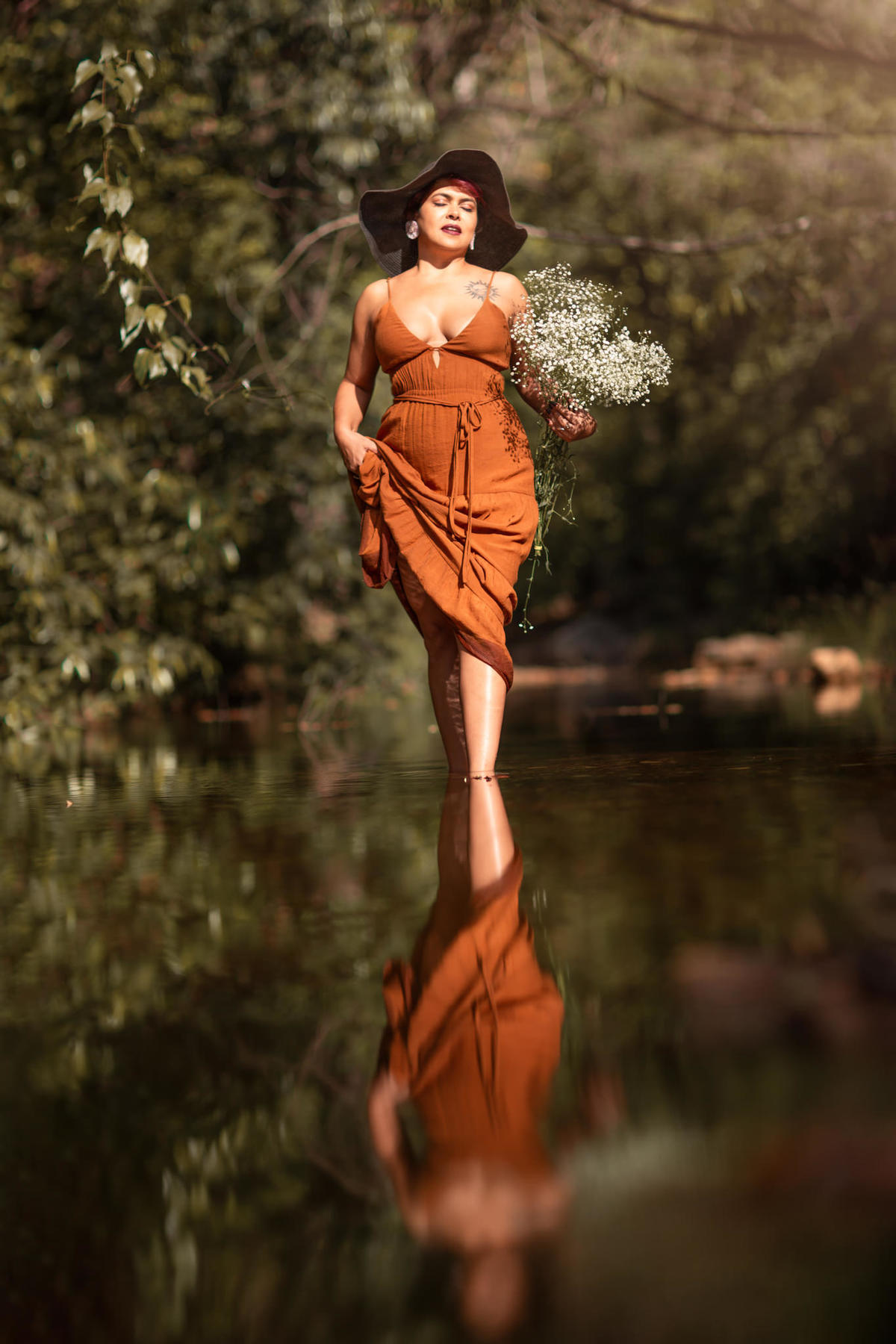 Ensaio fotográfico feminino feito na cachoeira Lydia no DF. Foto feita pelo fotógrafo Rafael Ohana 