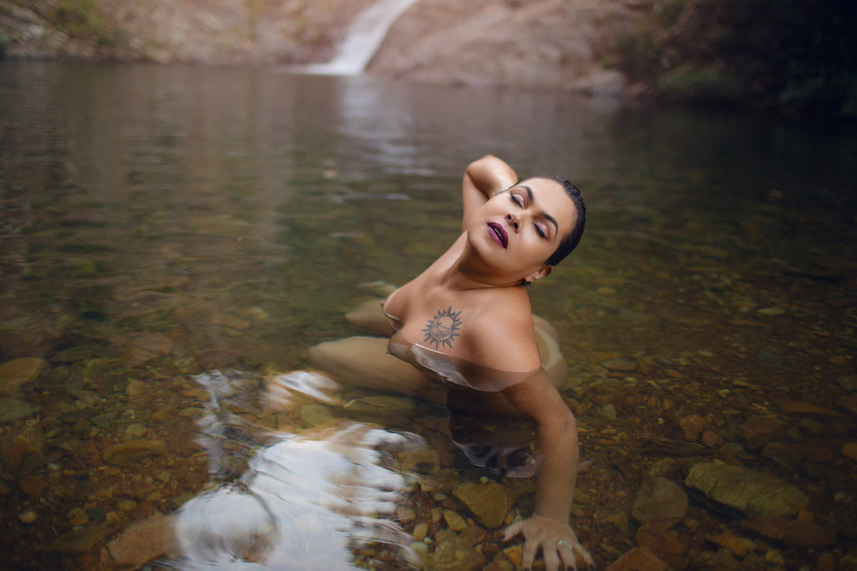 Ensaio de nu arttístico feito na cachoeira em Brasília. Foto feita pelo fotógrafo Rafael Ohana