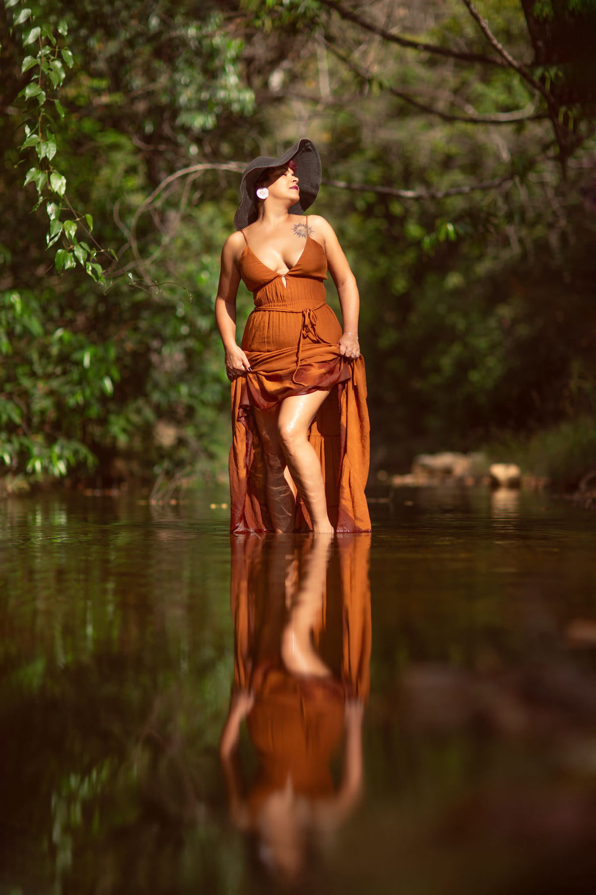 Ensaio fotográfico feminino feito na cachoeira Lydia no DF. Foto feita pelo fotógrafo Rafael Ohana 