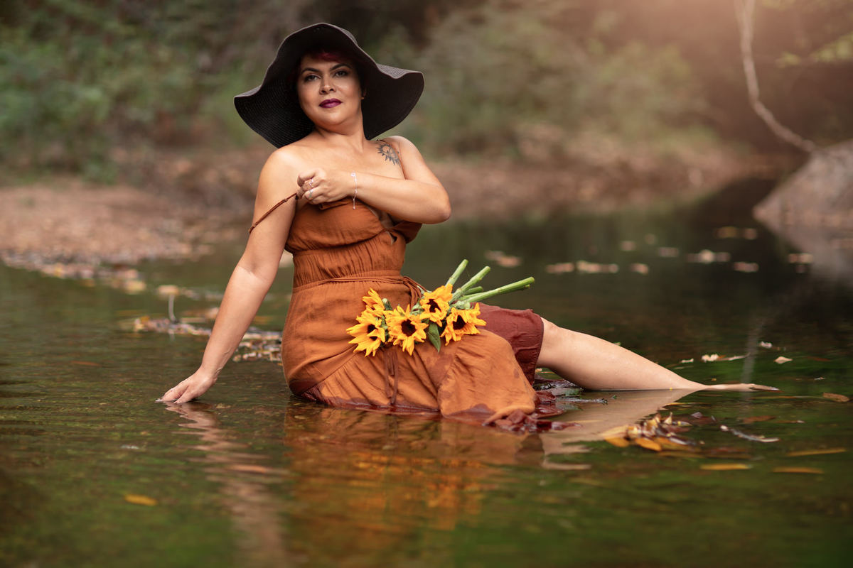 Ensaio fotográfico feminino feito na cachoeira Lydia no DF. Foto feita pelo fotógrafo Rafael Ohana 