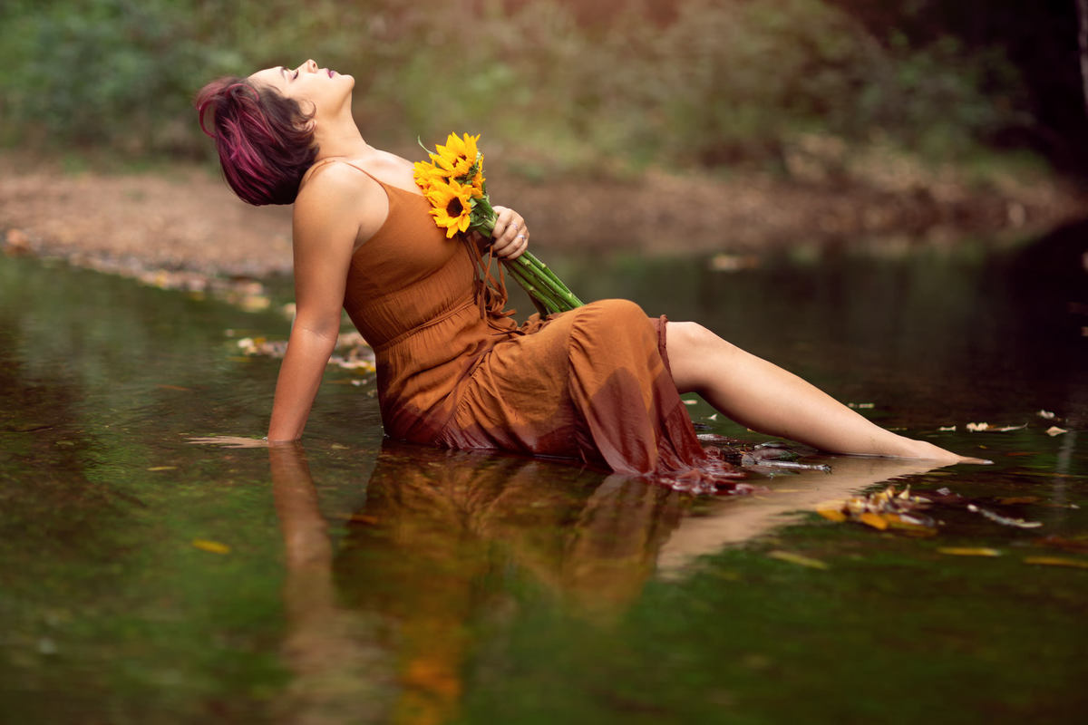 Ensaio fotográfico feminino feito na cachoeira Lydia no DF. Foto feita pelo fotógrafo Rafael Ohana 