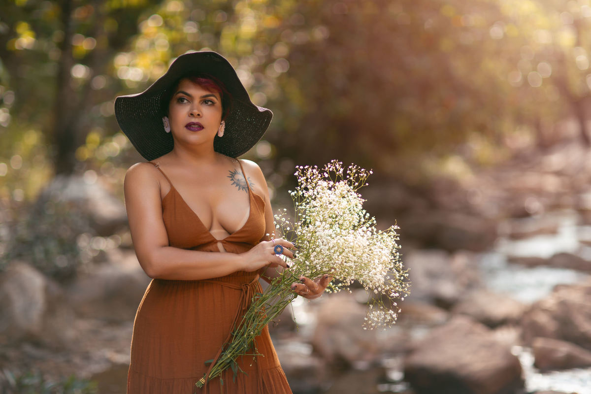 Ensaio fotográfico feminino feito na cachoeira Lydia no DF. Foto feita pelo fotógrafo Rafael Ohana 