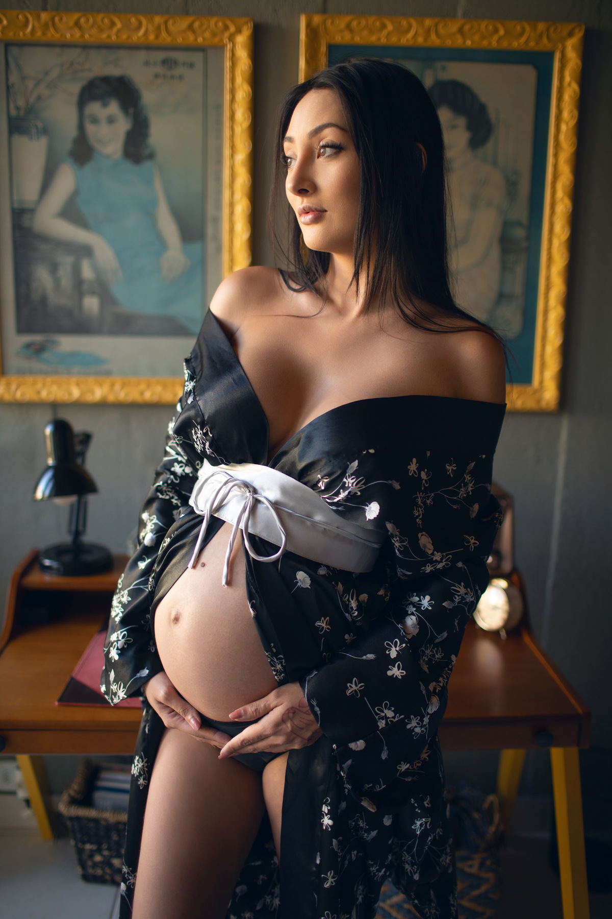 Ensaio de gestante interno feito em Brasília pelo fotógrafo Rafael Ohana melhor fotógrafo de gestantes do DF. estilo grávida japonesa