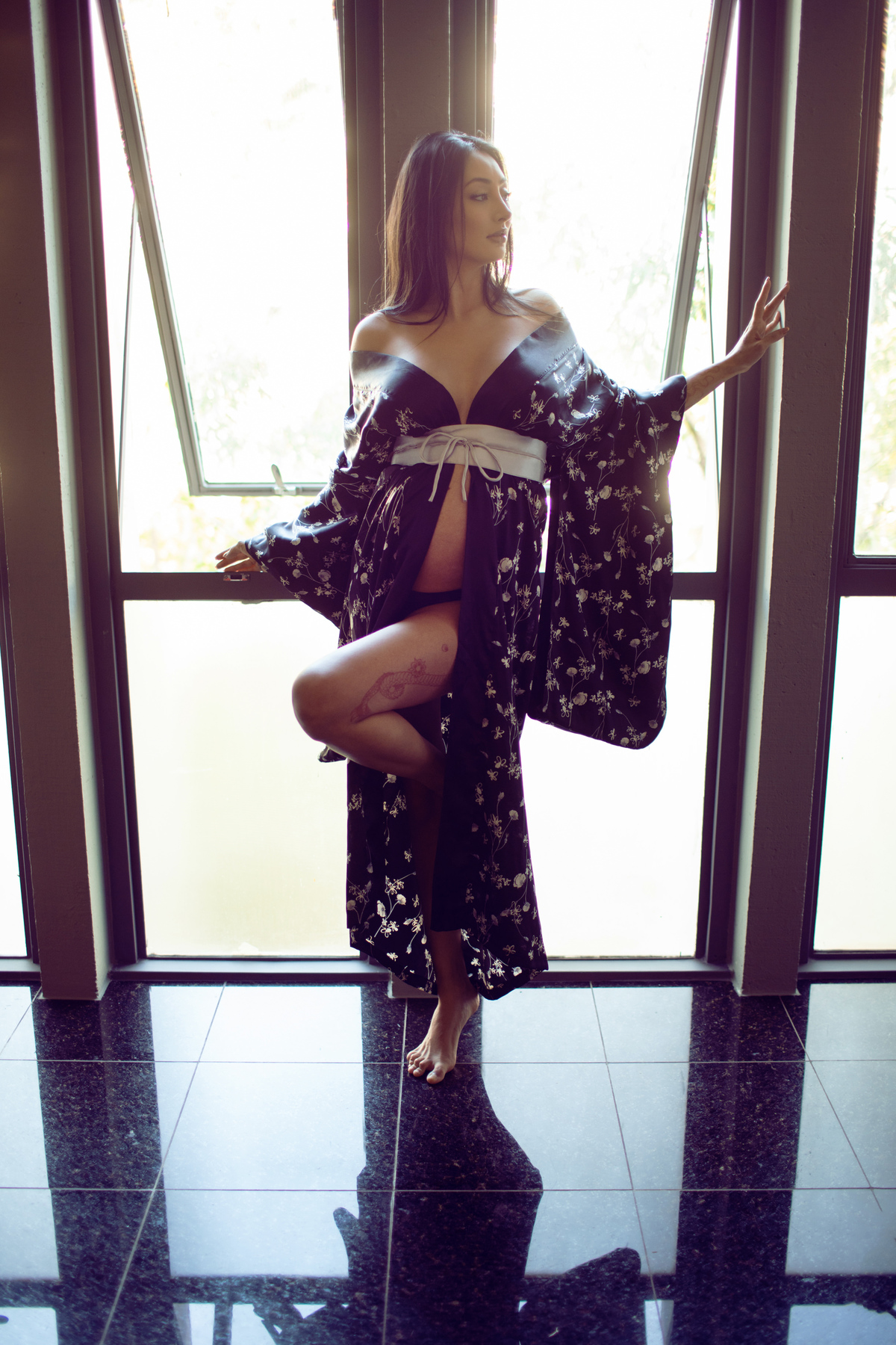 Ensaio de gestante interno feito em Brasília pelo fotógrafo Rafael Ohana melhor fotógrafo de gestantes do DF. estilo grávida japonesa