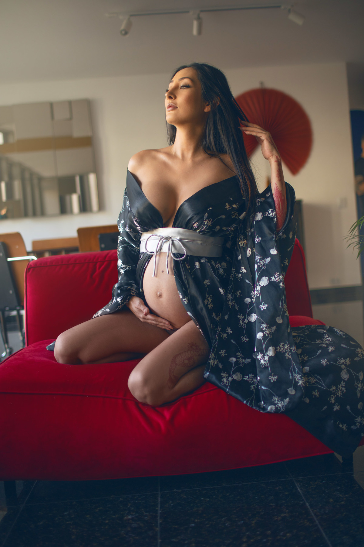 Ensaio de gestante interno feito em Brasília pelo fotógrafo Rafael Ohana melhor fotógrafo de gestantes do DF. estilo grávida japonesa