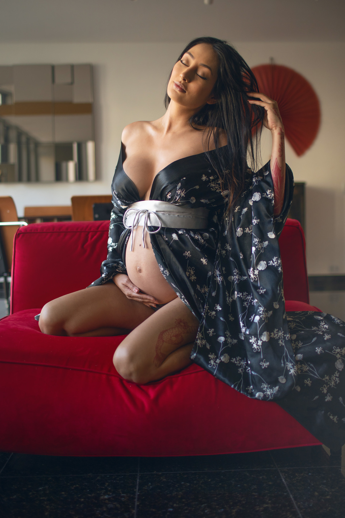 Ensaio de gestante interno feito em Brasília pelo fotógrafo Rafael Ohana melhor fotógrafo de gestantes do DF. estilo grávida japonesa