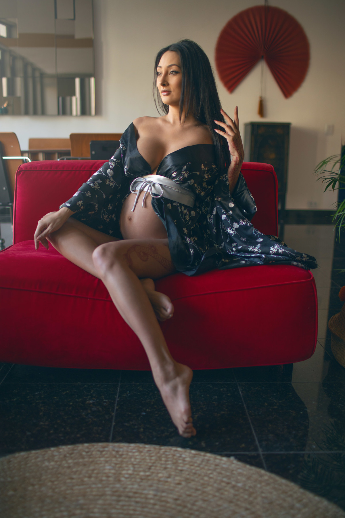 Ensaio de gestante interno feito em Brasília pelo fotógrafo Rafael Ohana melhor fotógrafo de gestantes do DF. estilo grávida japonesa