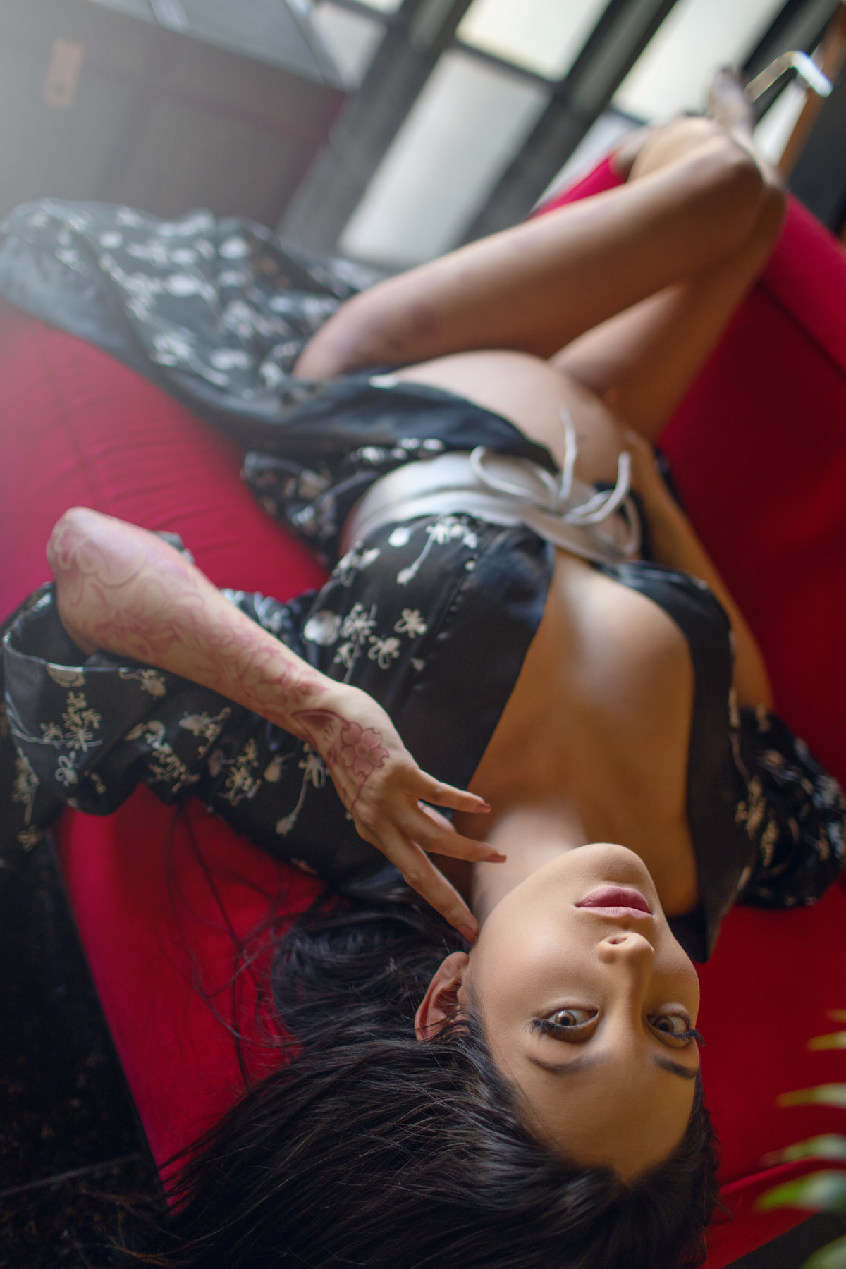 Ensaio de gestante interno feito em Brasília pelo fotógrafo Rafael Ohana melhor fotógrafo de gestantes do DF. estilo grávida japonesa