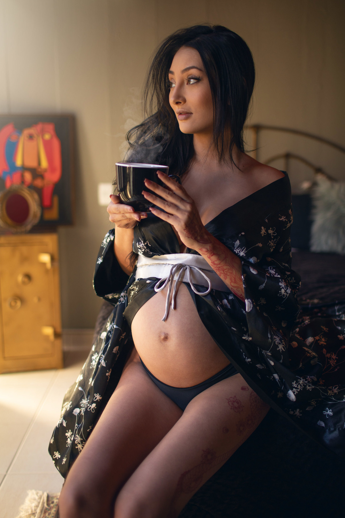 Ensaio de gestante interno feito em Brasília pelo fotógrafo Rafael Ohana melhor fotógrafo de gestantes do DF. estilo grávida japonesa