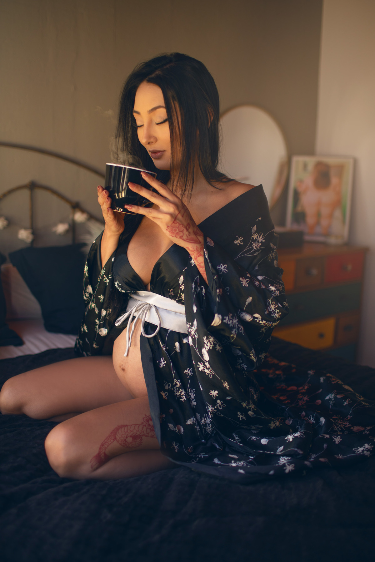 Ensaio de gestante interno feito em Brasília pelo fotógrafo Rafael Ohana melhor fotógrafo de gestantes do DF. estilo grávida japonesa