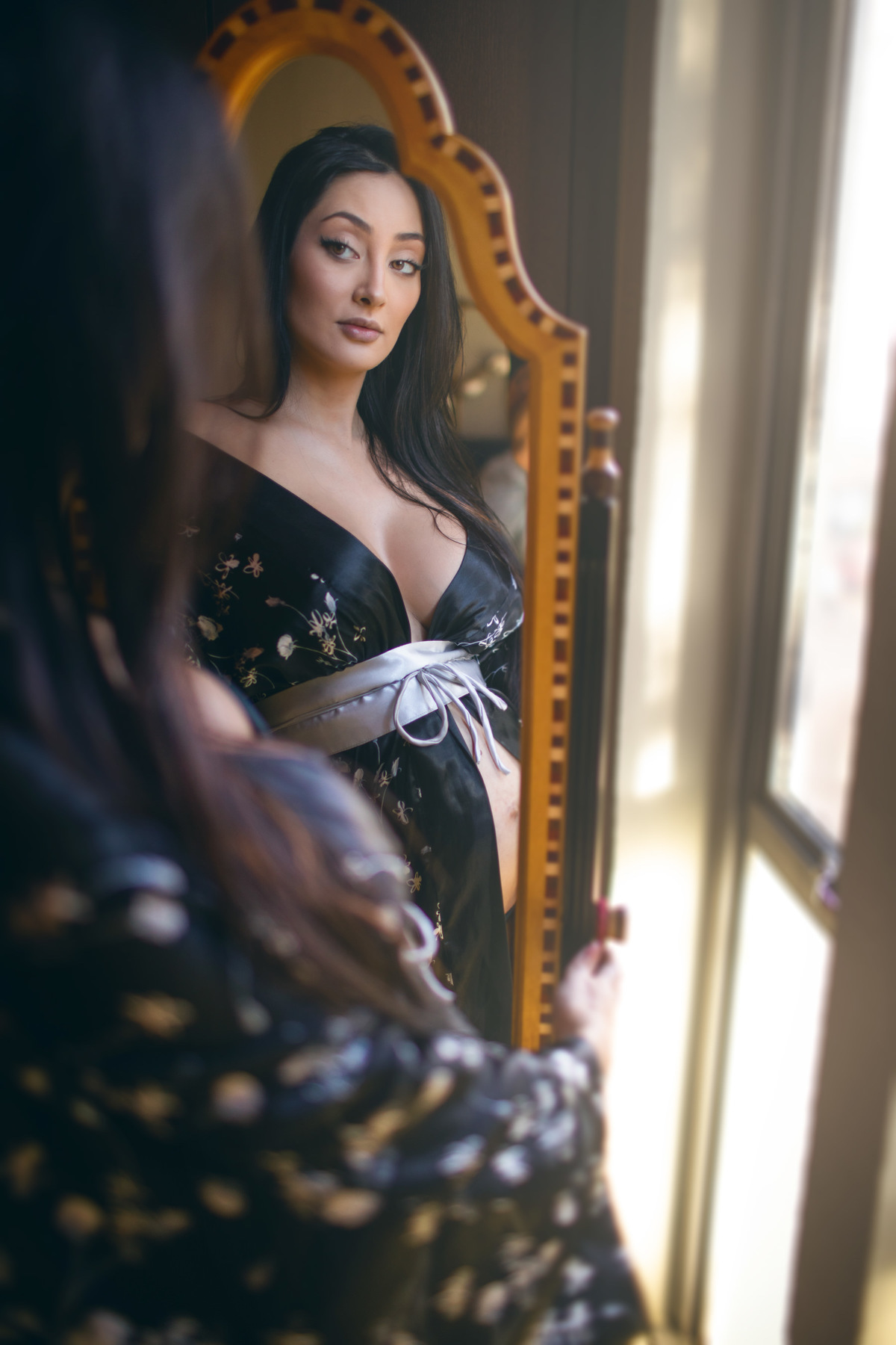 Ensaio de gestante interno feito em Brasília pelo fotógrafo Rafael Ohana melhor fotógrafo de gestantes do DF. estilo grávida japonesa