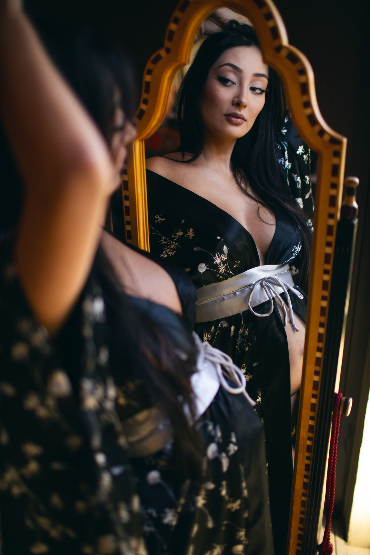 Ensaio de gestante interno feito em Brasília pelo fotógrafo Rafael Ohana melhor fotógrafo de gestantes do DF. estilo grávida japonesa