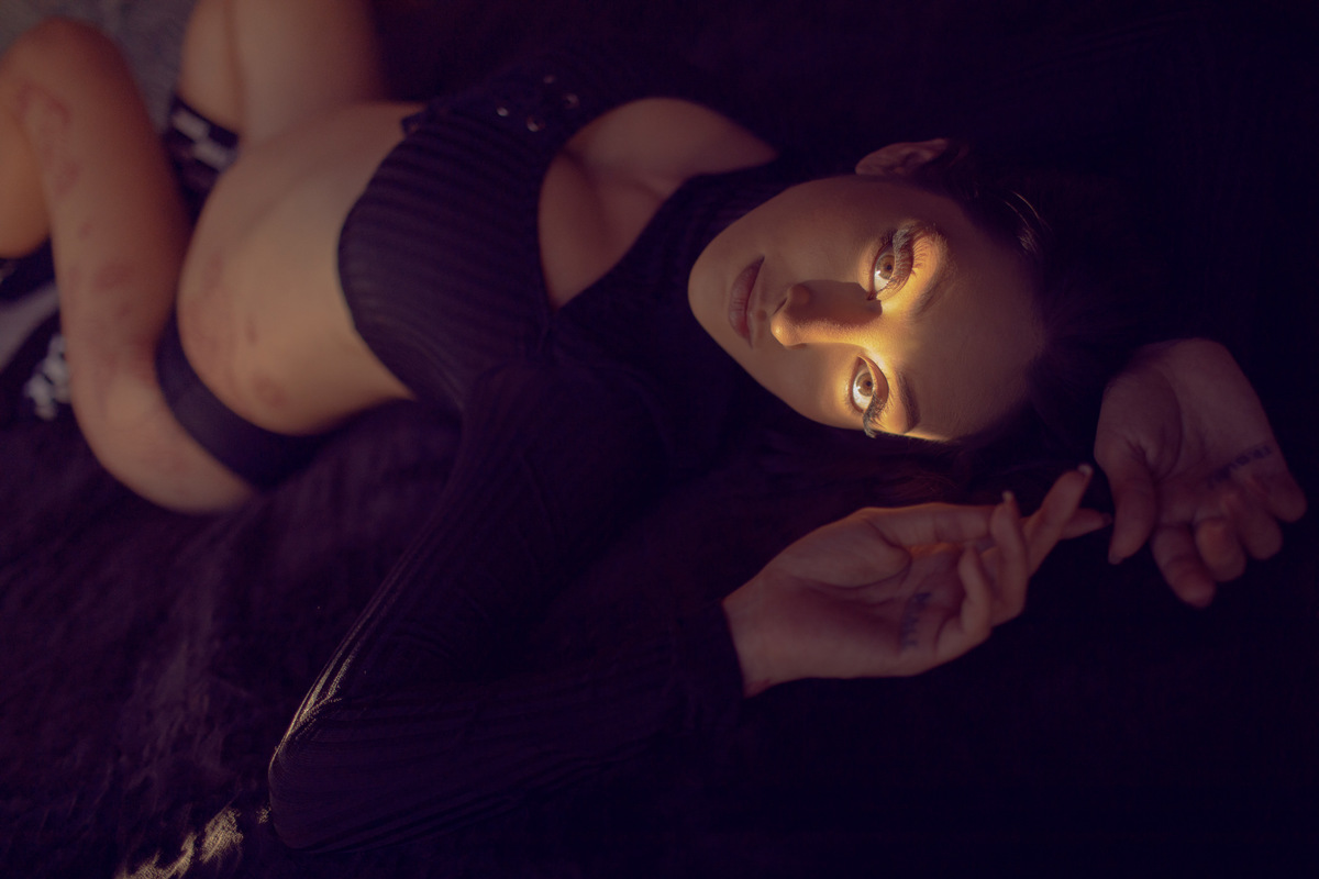 Ensaio de gestante interno feito em Brasília pelo fotógrafo Rafael Ohana melhor fotógrafo de gestantes do DF. estilo grávida japonesa