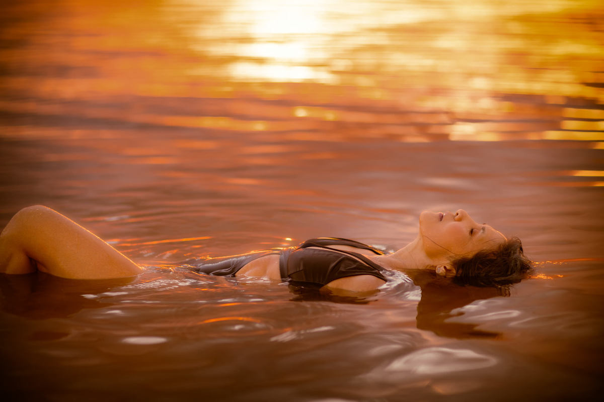 Ensaio sensual ao ar livre no Lago Paranoá ao por do sol. Ensaio feito pelo fotógrafo de ensaios femininos Rafael Ohana em Brasília-DF