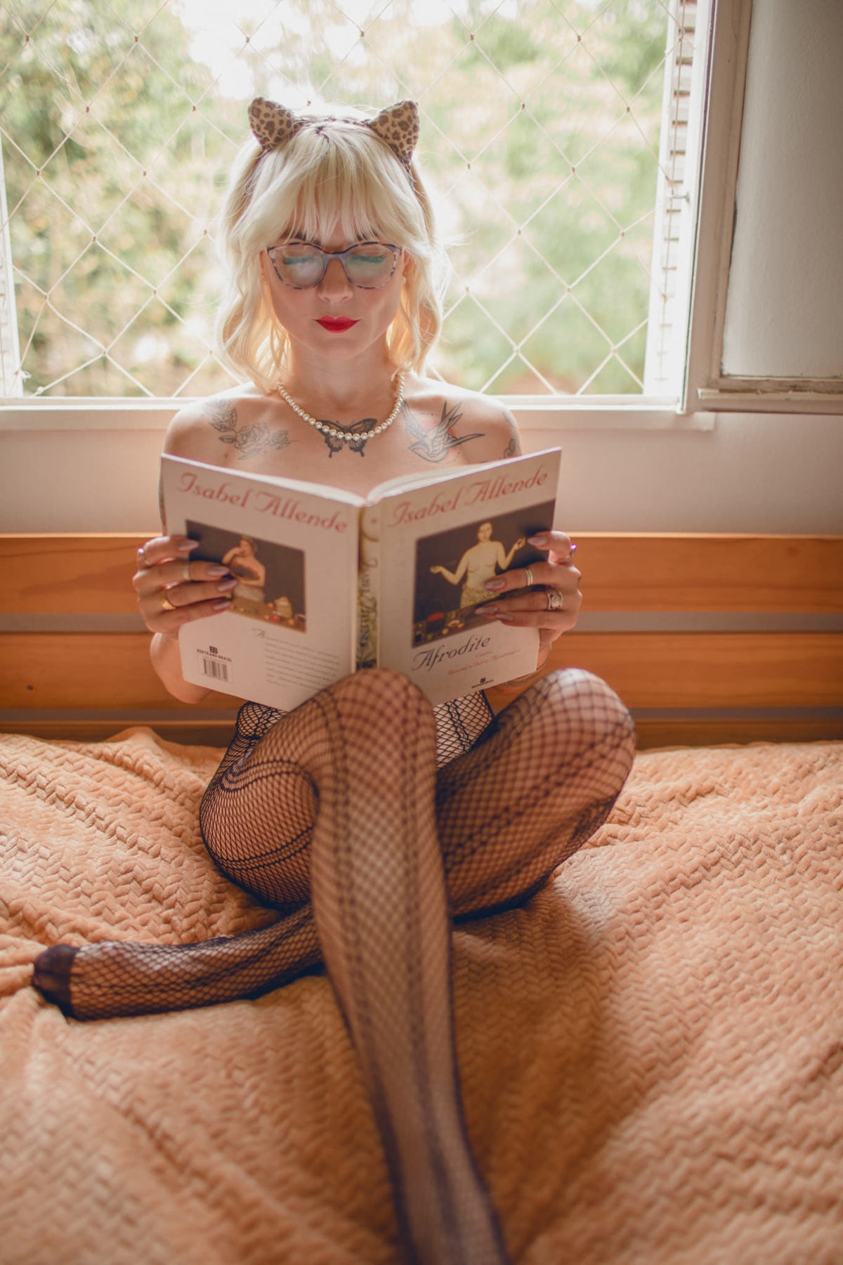 Ensaio sensual feminino com meia arrastão feito em apartamento em Brasília-DF pelo fotógrafo Rafael Ohana em Brasília-DF