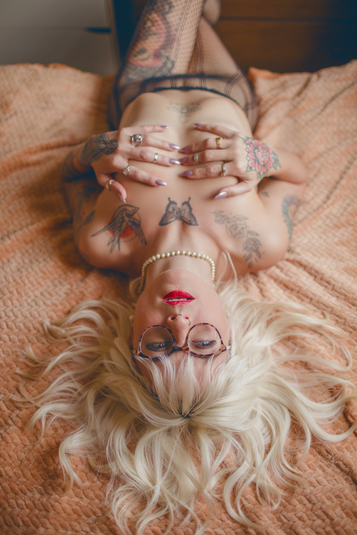 Ensaio sensual com mulher loira tatuada em apartamento feito pelo fotógrafo Rafael Ohana em Brasília-DF