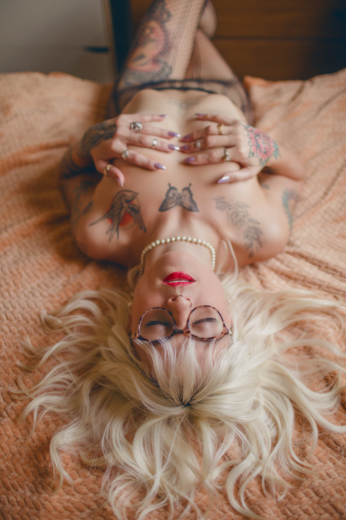 Ensaio sensual com mulher loira tatuada em apartamento feito pelo fotógrafo Rafael Ohana em Brasília-DF