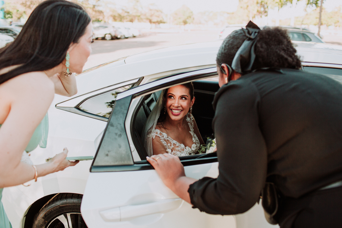 Noiva rindo com sua filha em casamento feito em Brasília pelo fotógrafo de casamento Rafael Ohana