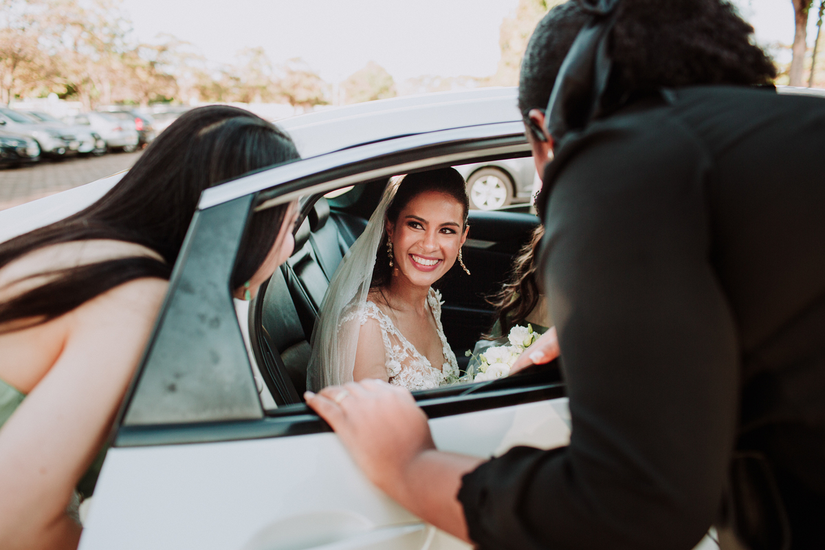 Noiva rindo com sua filha em casamento feito em Brasília pelo fotógrafo de casamento Rafael OhanaNoiva rindo com sua filha em casamento feito em Brasília pelo fotógrafo de casamento Rafael Ohana
