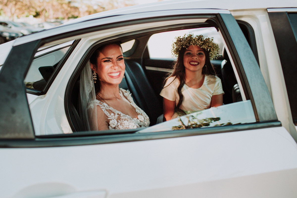 Noiva rindo com sua filha em casamento feito em Brasília pelo fotógrafo de casamento Rafael Ohana