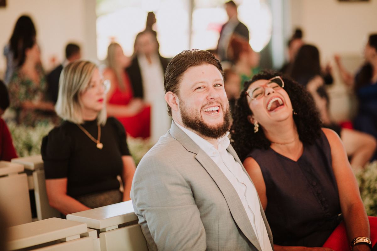 pessoas rindo pelo fotógrafo de casamento Rafael Ohana