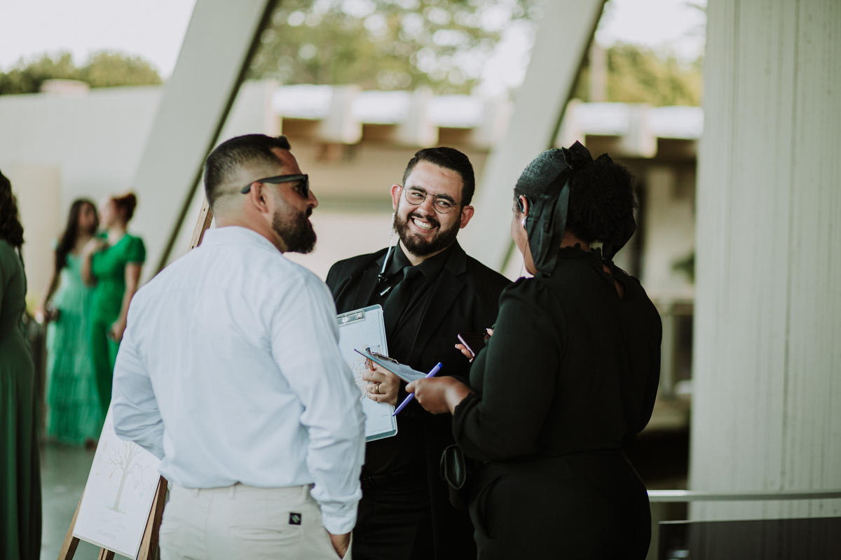 Cerimonial de casamento rindo