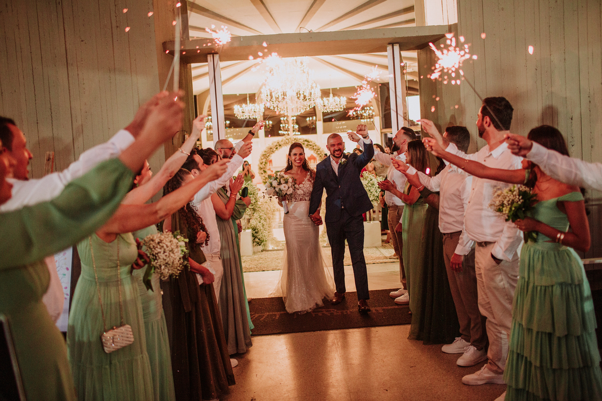 Casamento com Sparklers no Oratório do Soldado em Brasília-DF pelo fotógrafo de casamento Rafael Ohana