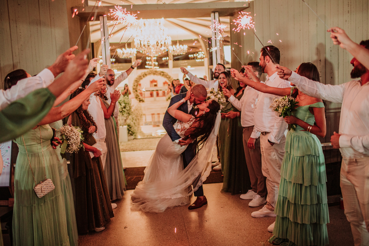 Casamento com Sparklers no Oratório do Soldado em Brasília-DF pelo fotógrafo de casamento Rafael Ohana